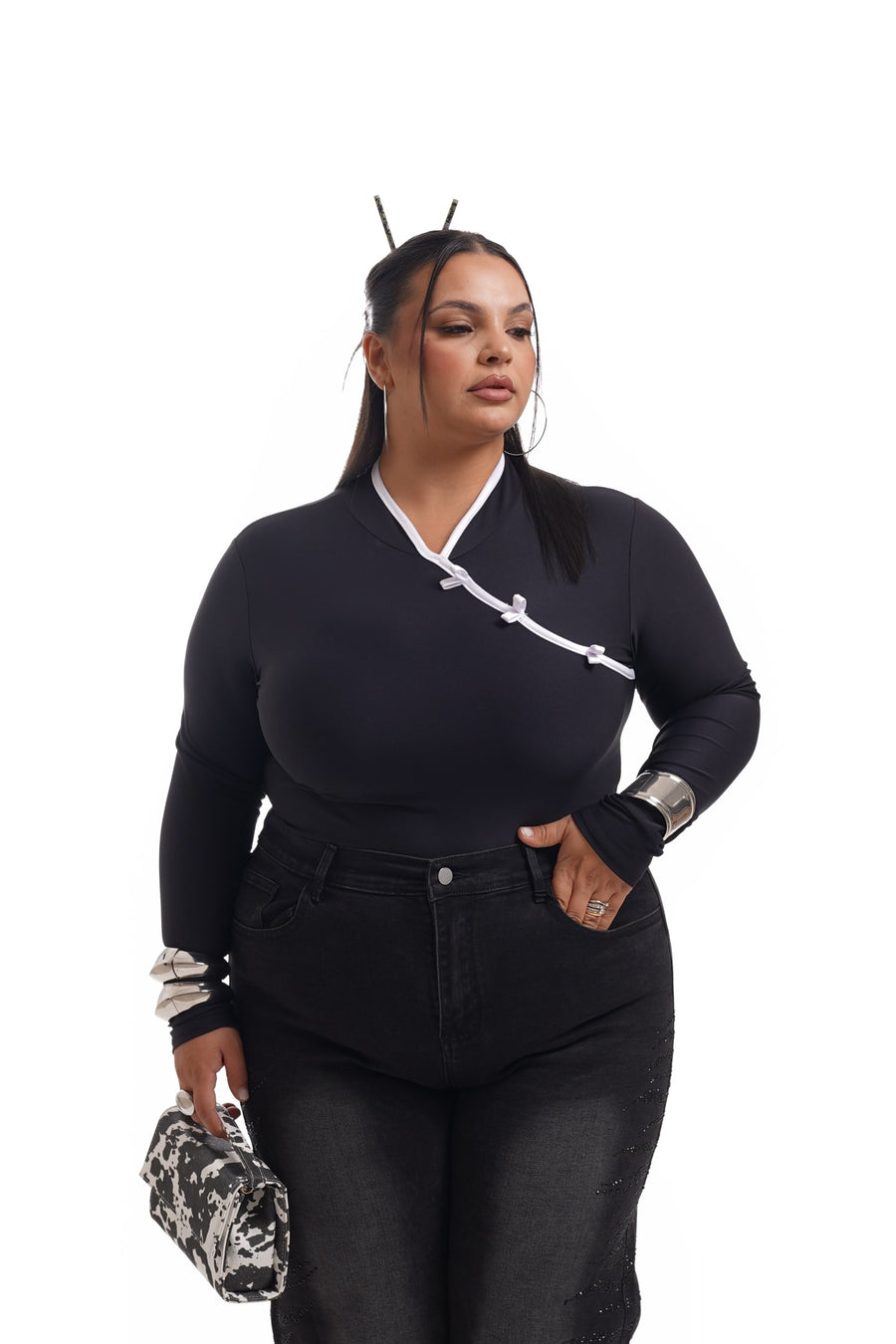 Body nero con fiocchi bianchi e jeans