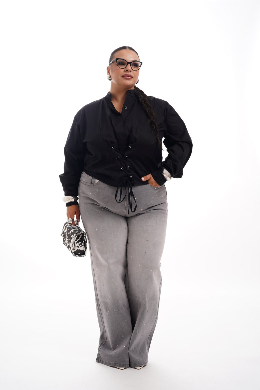 Camicia nera con allacciatura e jeans grigi